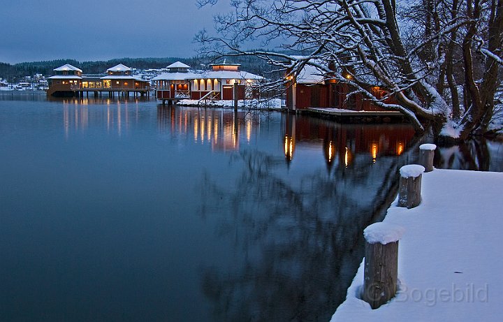 Nattbild-kallbadhus-sjöbodar.jpg
